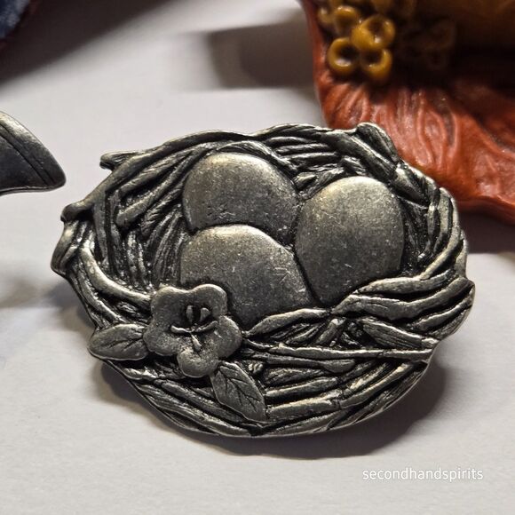 Lot of 18 Vintage Brooches Tac Pins Wide Variety Plastic Metal Wood Patriotic - Picture 12 of 14